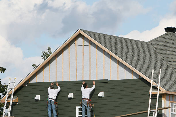 Professional Siding technician working in Hagerstown, IN